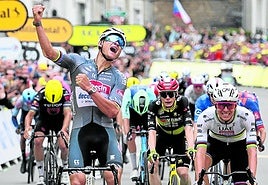 Van der Poel celebra su victoria en la etapa por delante de Pogacar y Vingegaard.