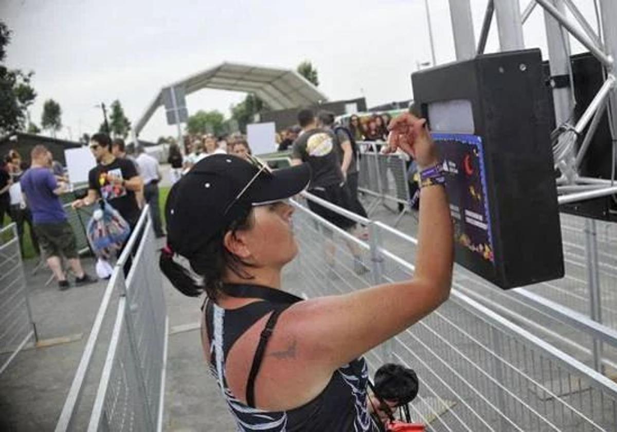Una joven utiliza su pulsera 'cashless', un sistema novedoso en el festival.