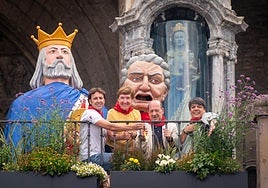 Cuatro de los elegidos para prender el Chupinazo junto al rey de oros y a 'la vieja'.