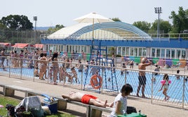 Usuarios del polideportivo de Fadura se refrescan en la piscina exterior.