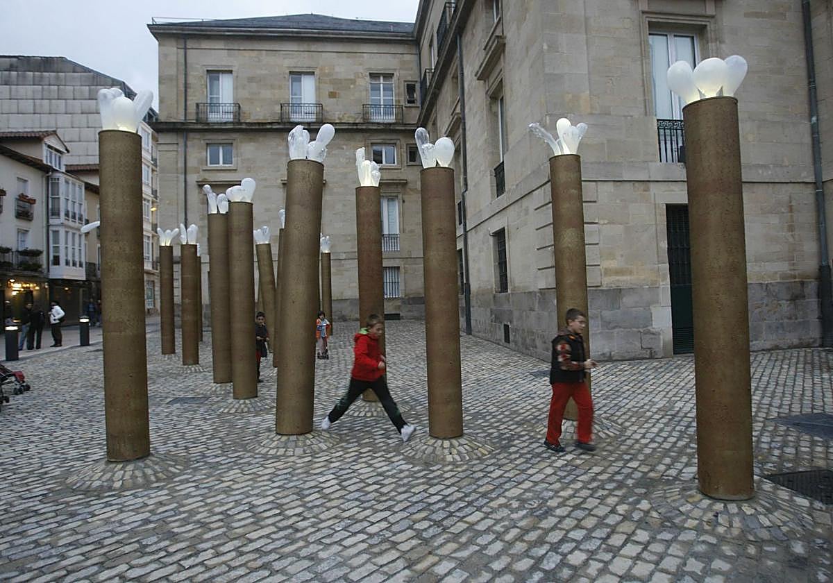 Niños juegan en el Bosque de Luz que recuerda a las víctimas del Franquismo en la trasera del Palacio foral.