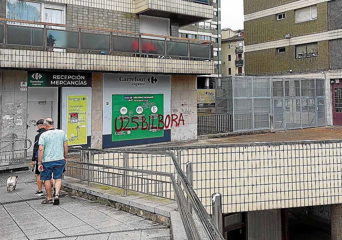 El coste de las verjas, que ya han sido recrecidas, ha salido del bolsillo de los vecinos.