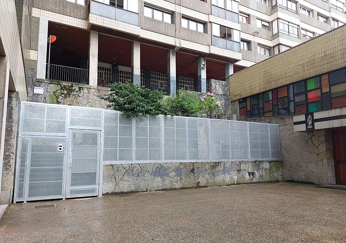 Imagen principal - Los cierres permiten el paso a los usuarios de la catequesis y de un txoko privado, espacios que están situados en la plaza. 