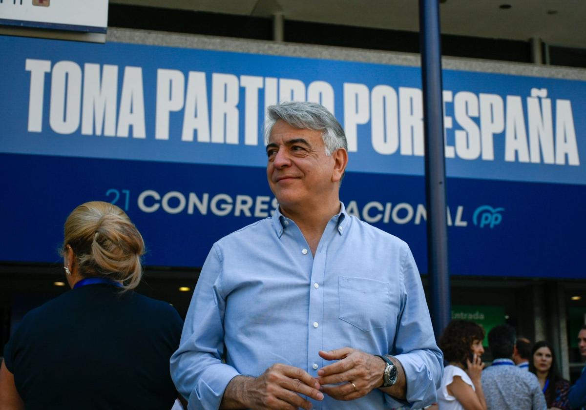 De Andrés posa a la entrada del pabellón 10 de Ifema, en el que se celebró el congreso del PP.