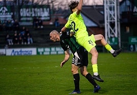 Etxaniz forcejea con Yuste en el derbi disputado frente al Amorebieta en Las LLanas.