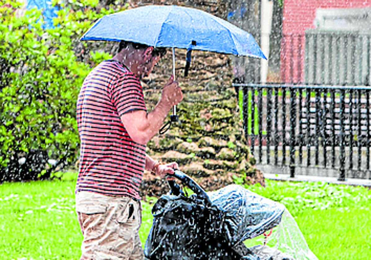 Un aita con su hijo en Bilbao