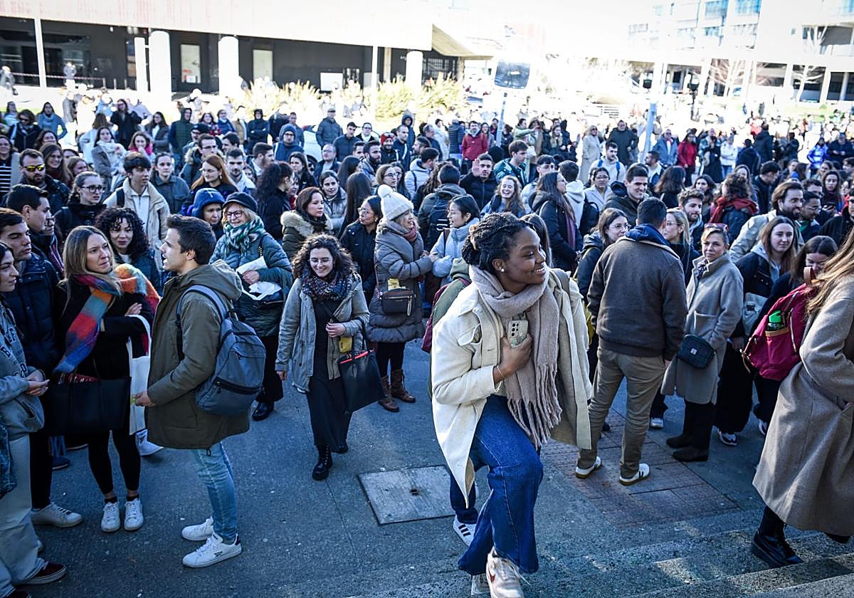 Médicos jóvenes entran a realizar el examen MIR, en una imagen de archivo.