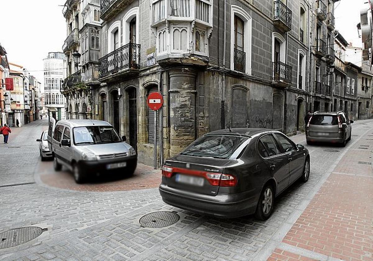 Coches circulando por calle La Fuente.