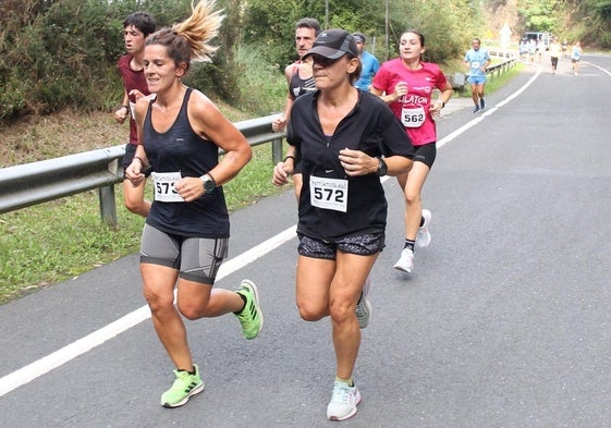 Dos corredoras en una de las anteriores ediciones de la popular cita de Lea Artibai.