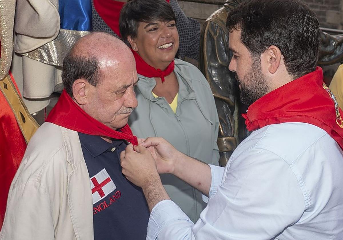 Iñaki García Calvo coloca el pañuelo festivo a Satur García en presencia del resto de elegidos.