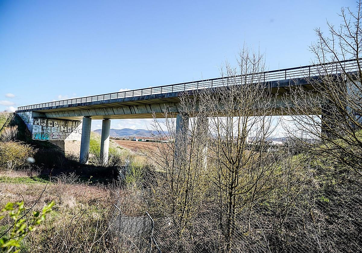 Puente preparado para la llegada del TAV en Gamarra.