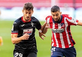 Unai Dufur junto a Yannick Carrasco el día de su debut en Primera División.