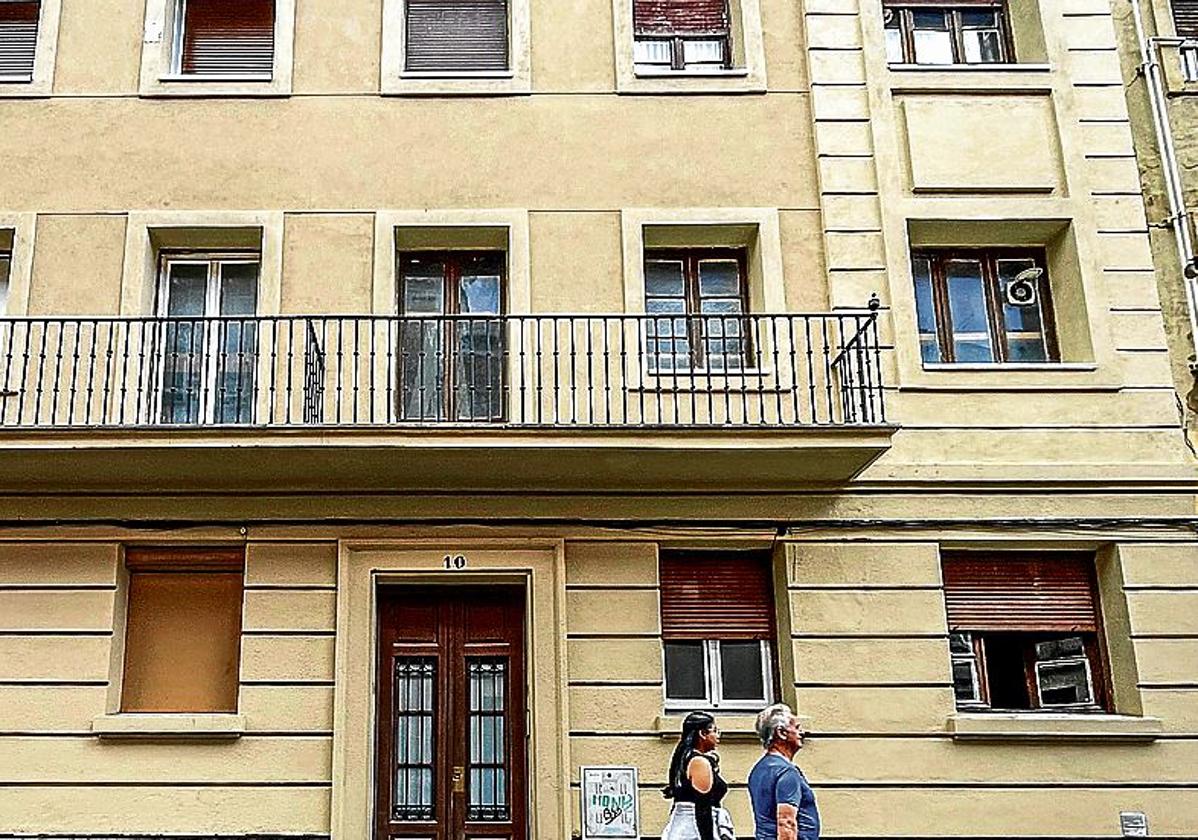 El Ayuntamiento vende en un único lote cinco pisos de su propiedad en la calle Cubo