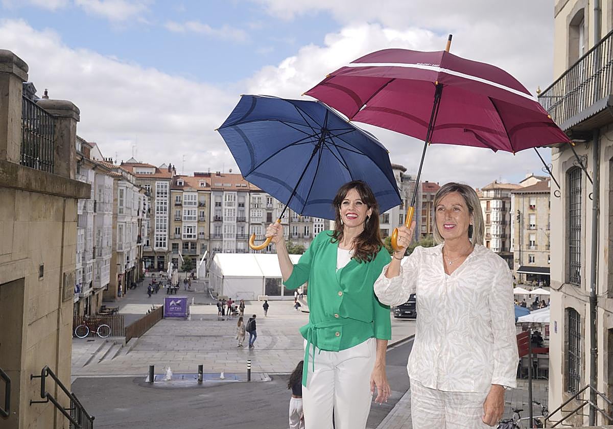 La alcaldesa Maider Etxebarria junto a la concejala de Cultura, Sonía Díaz de Corcuera.