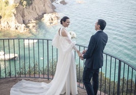 Amor, resiliencia y un vestido de ensueño: la boda inolvidable de la bilbaína Carla y Juan en la Costa Brava