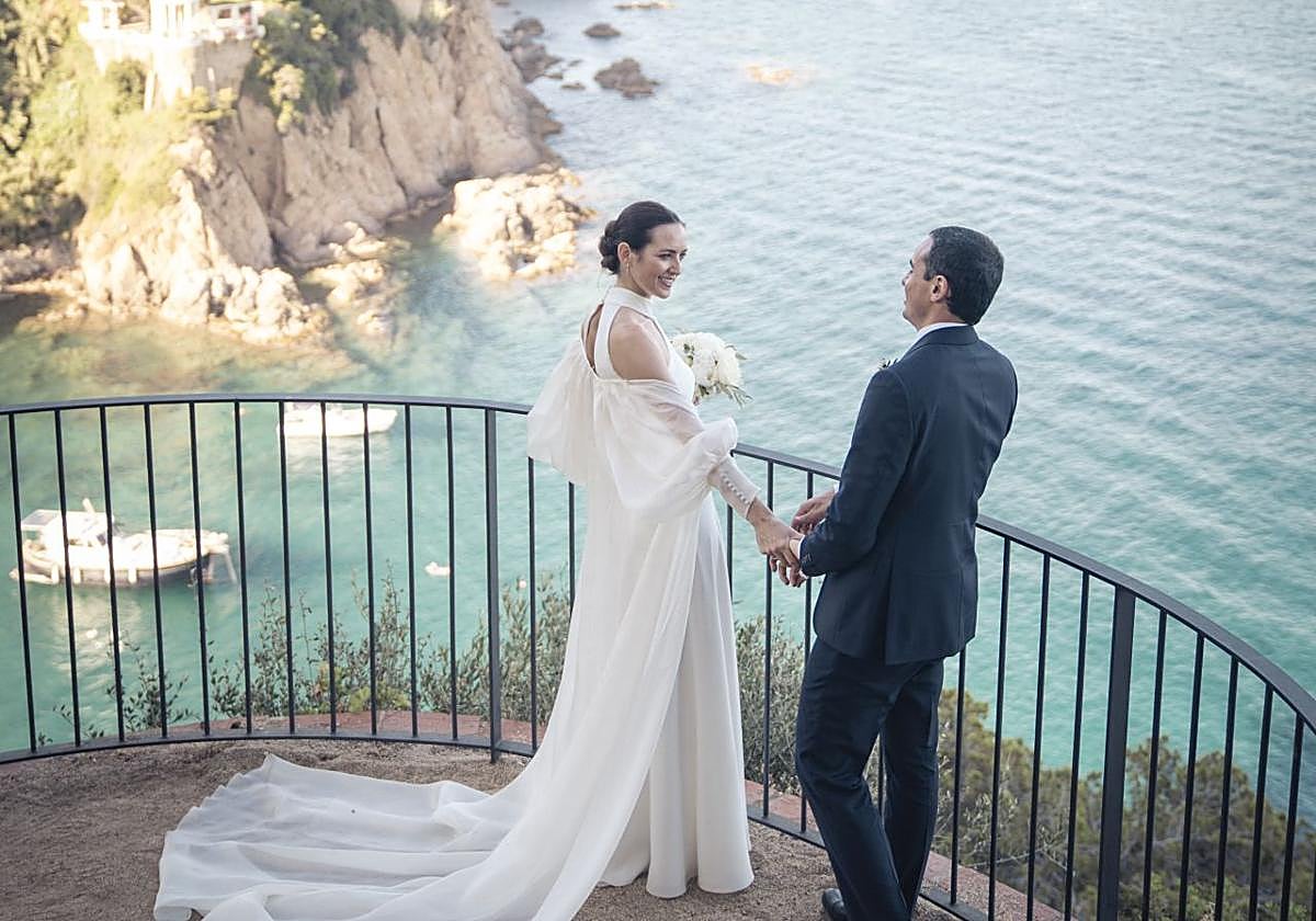 Amor, resiliencia y un vestido de ensueño: la boda inolvidable de la bilbaína Carla y Juan en la Costa Brava