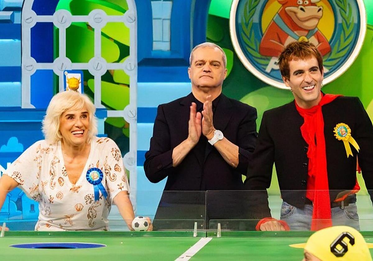 Anabel Alonso se lía con la derecha y la izquierda al indicar a un concursante del 'Grand Prix' y acaba con un «¡Donde te dé la gana!»