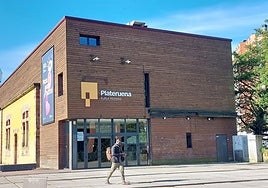 El espacio de Plateruena Kultur Aterpea está ubicado junto a Landako Gunea, que acoge la Azoka