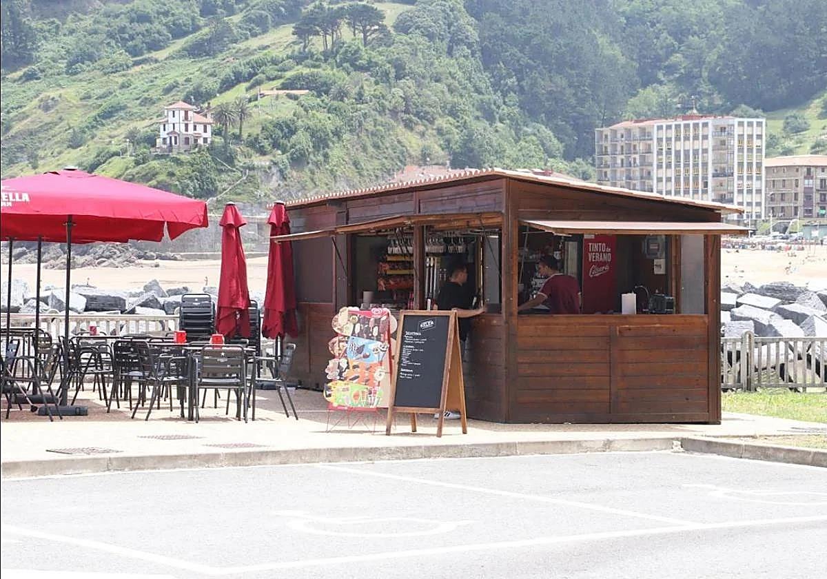 Investigan por «imprudencia grave» al responsable del chiringuito de Mutriku que sirvió detergente en lugar de mosto