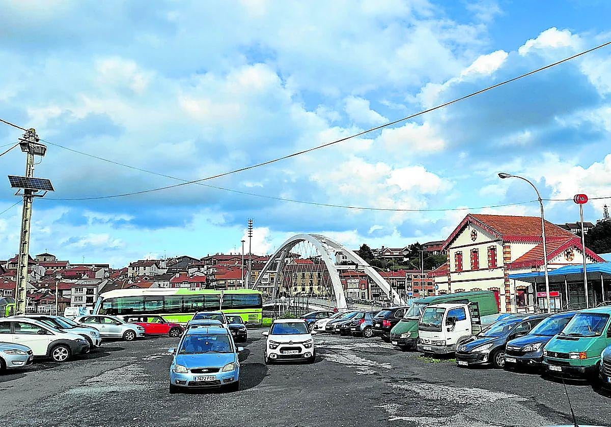 En Plentzia hay alrededor de 700 plazas de aparcamiento y casi 2.000 vehículos registrados.