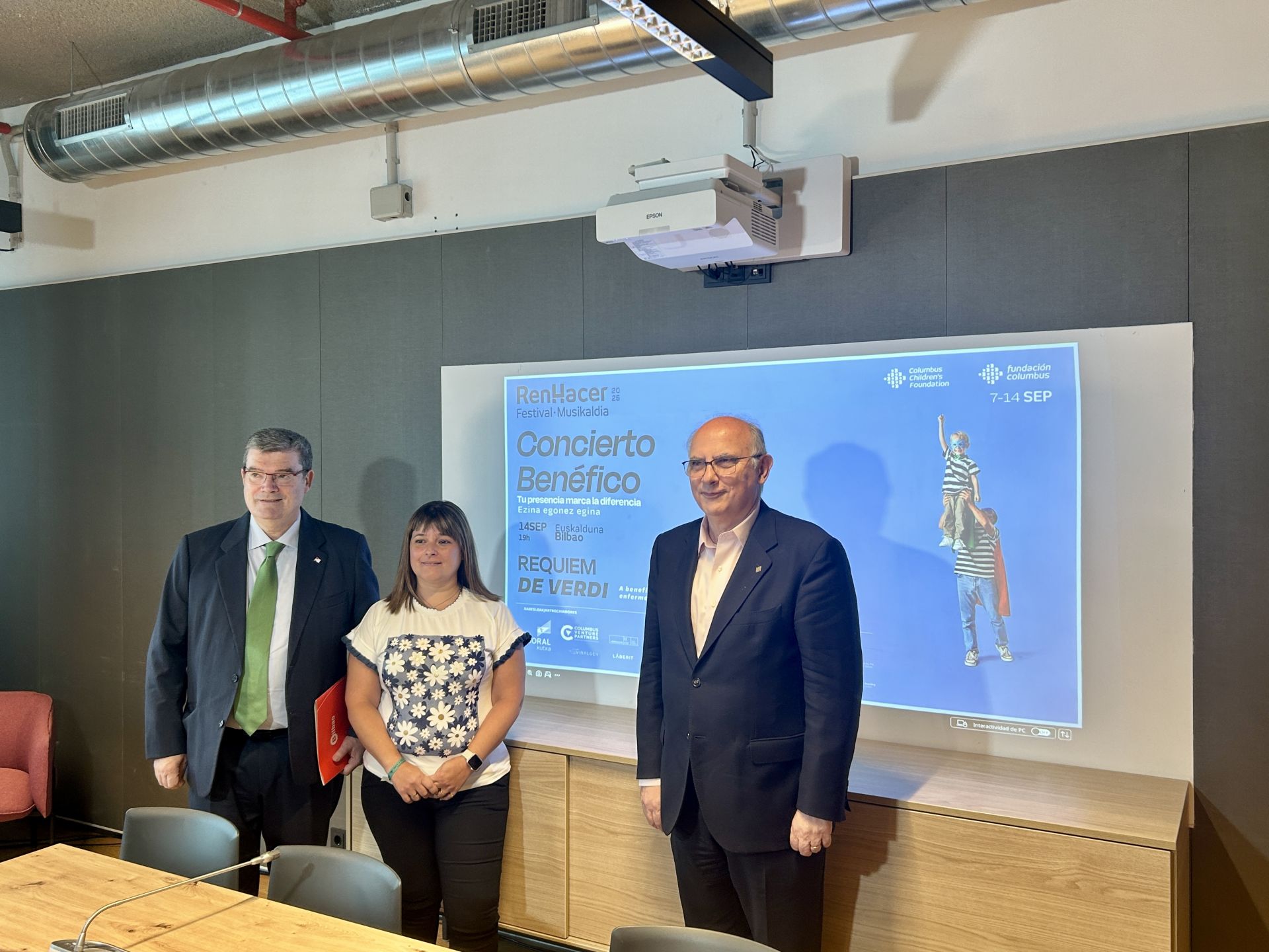 El alcalde de Bilbao, Juan Mari Aburto; la presidenta de la Asociación CTNNB1, Estíbaliz Martín; y el secretario y patrono de la Fundación Columbus, Javier García, durante la presentación del evento.