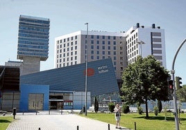 Con tonos grises y blancos, el edificio se lavanta ya entre la feria de muestras y el metro.