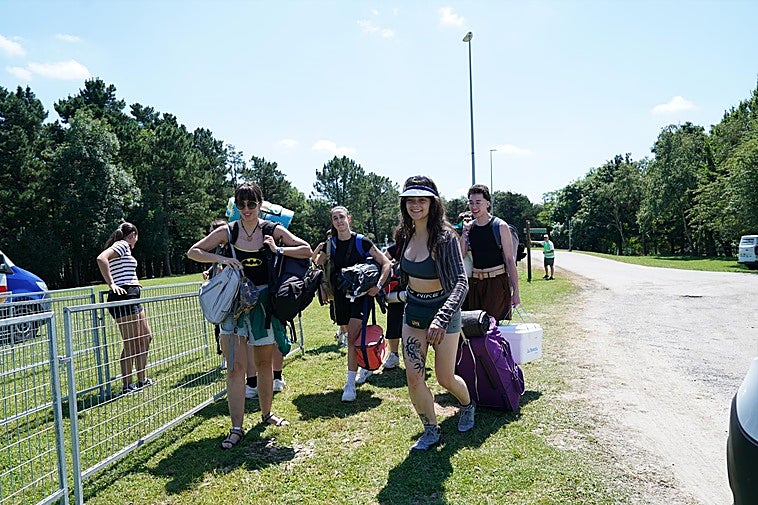 Campistas entrando a la zona de acampada del BBK Live a primera hora de la mañana