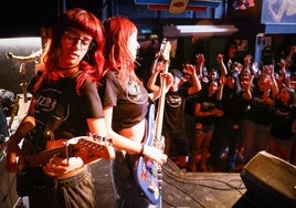 Dos jóvenes actúan en Hell Dorado.