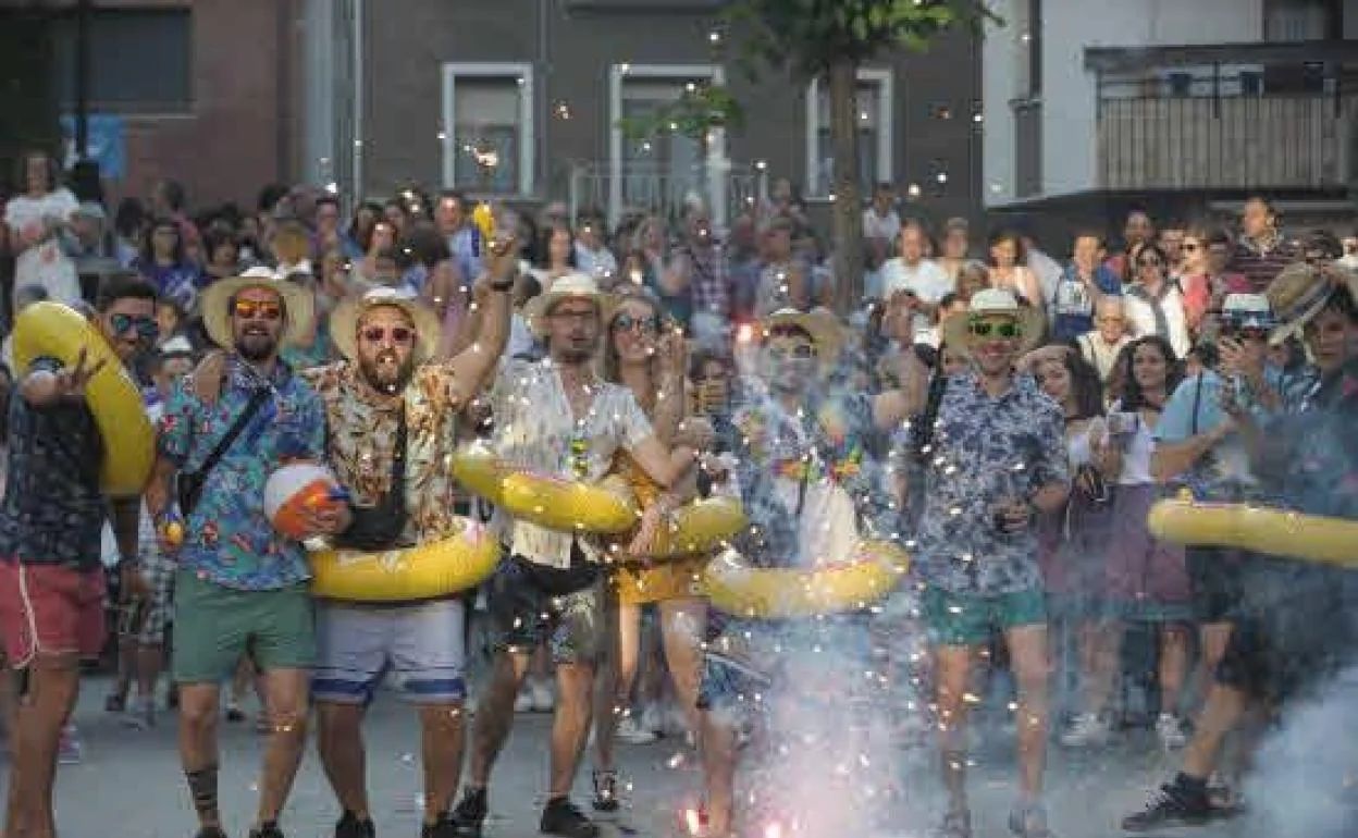 Un grupo de jóvenes disfruta en una edición anterior de las Madalenas.