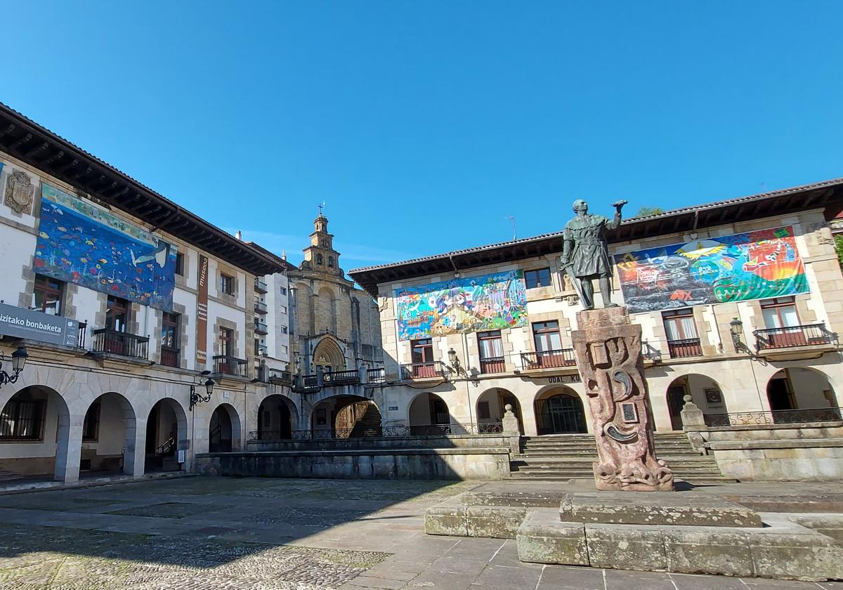 Murales pintados por niños de diferentes paises del mundo y exhibidos en edificios públicos de Gernika en el marco del proyecto 'Gernika Kids' por la paz.