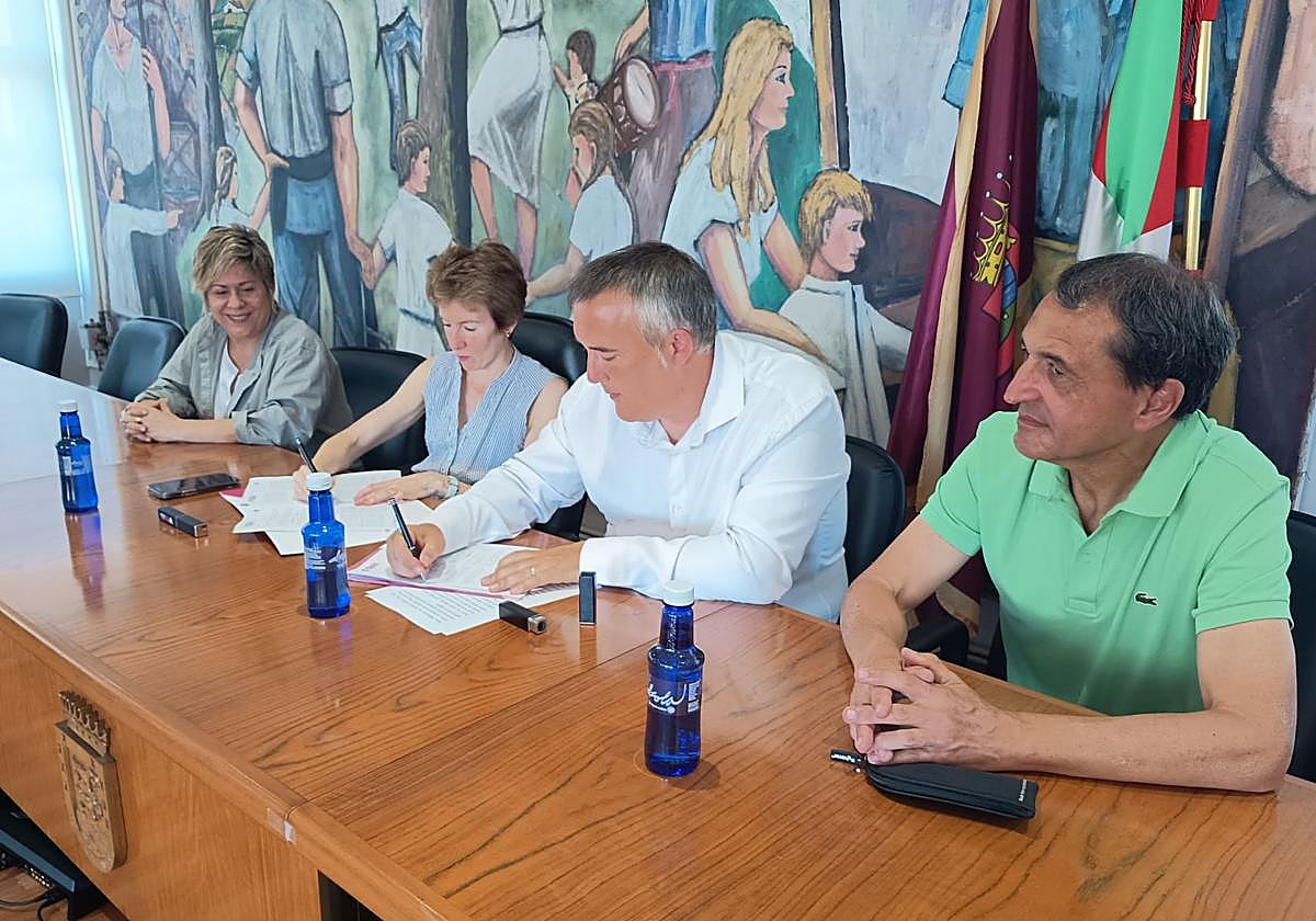 La diputada foral de Transportes, Movilidad y Turismo, Sonia Pérez, y el alcalde de Abanto, Iñaki Urrutia, han firmado el convenio del proyecto este miércoles.