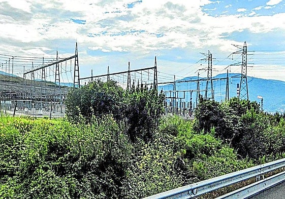 La línea de alta tensión partirá desde la subestación de Abanto, que se ubica junto a la A-8 y la refinería de Petronor.