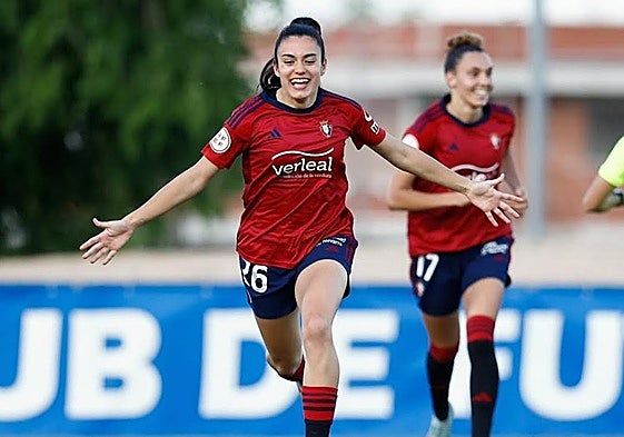 Ainhoa Guallar celebra uno de sus goles con el equipo rojillo.