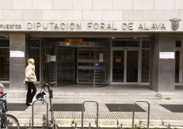 Una mujer camina frente al edificio de la Hacienda foral, frente a la calle Samaniego de Vitoria.