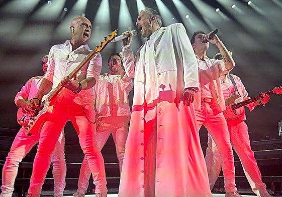 Bosé interactuó con músicos y bailarines