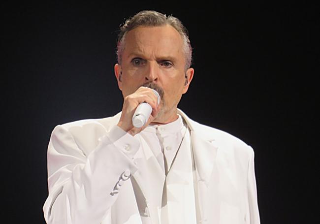 Bosé, gesto serio y cercanía carismática al respetable.