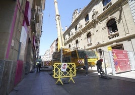 La calle San Prudencio se cierra por las obras del Teatro Principal de Vitoria, pero los comercios abren