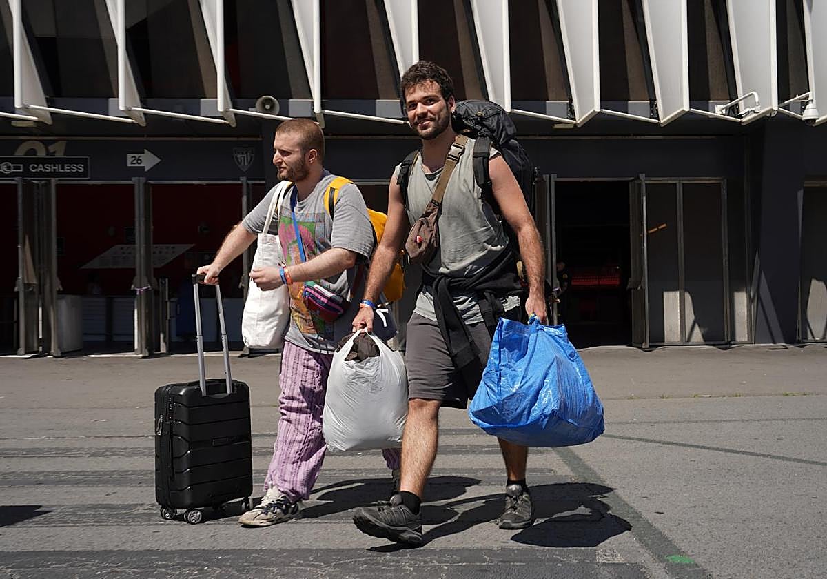 Dos turistas llegan a Bilbao para disfrutar del BBK Live