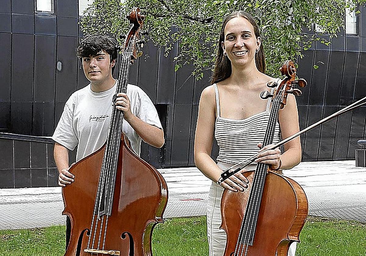 Izei Díaz e Irati Latorre, dos jóvenes promesas de la música.