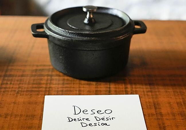 En el pequeño horno holandés se encierra uno de los ingredientes de la Sopa del día.