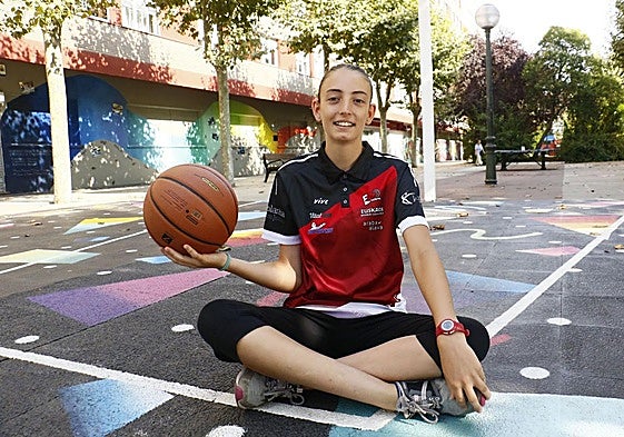 Naiara Rodríguez en una cancha callejera del vitoriano barrio de El Pilar