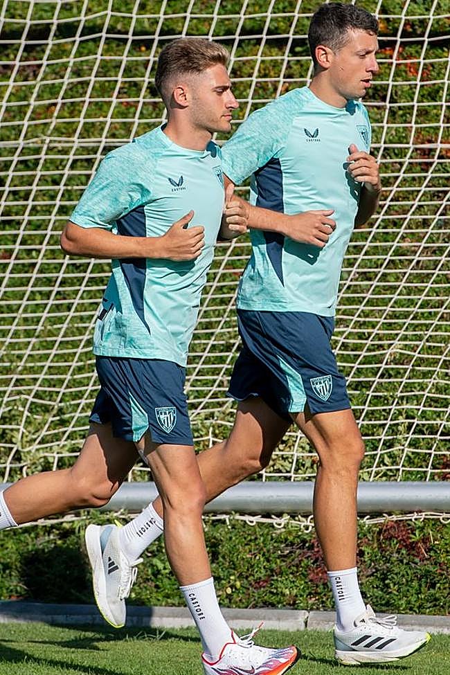 Robert Navarro corre junto a Mikel Vesga.