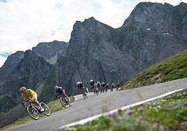 Imagen del pelotón del Tour en un descenso en los Pirneos.
