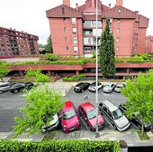 Coches aparcados en el barrio de Romo de Getxo.