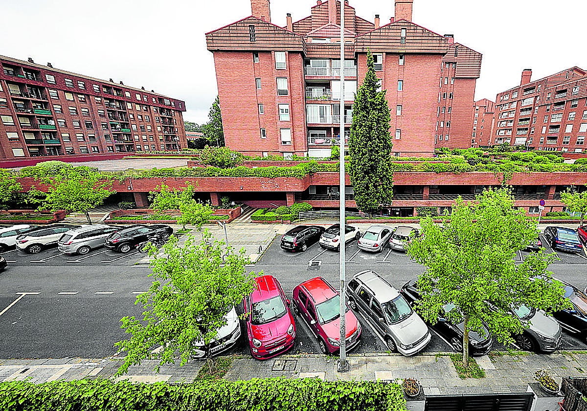 Coches aparcados en el barrio de Romo de Getxo.