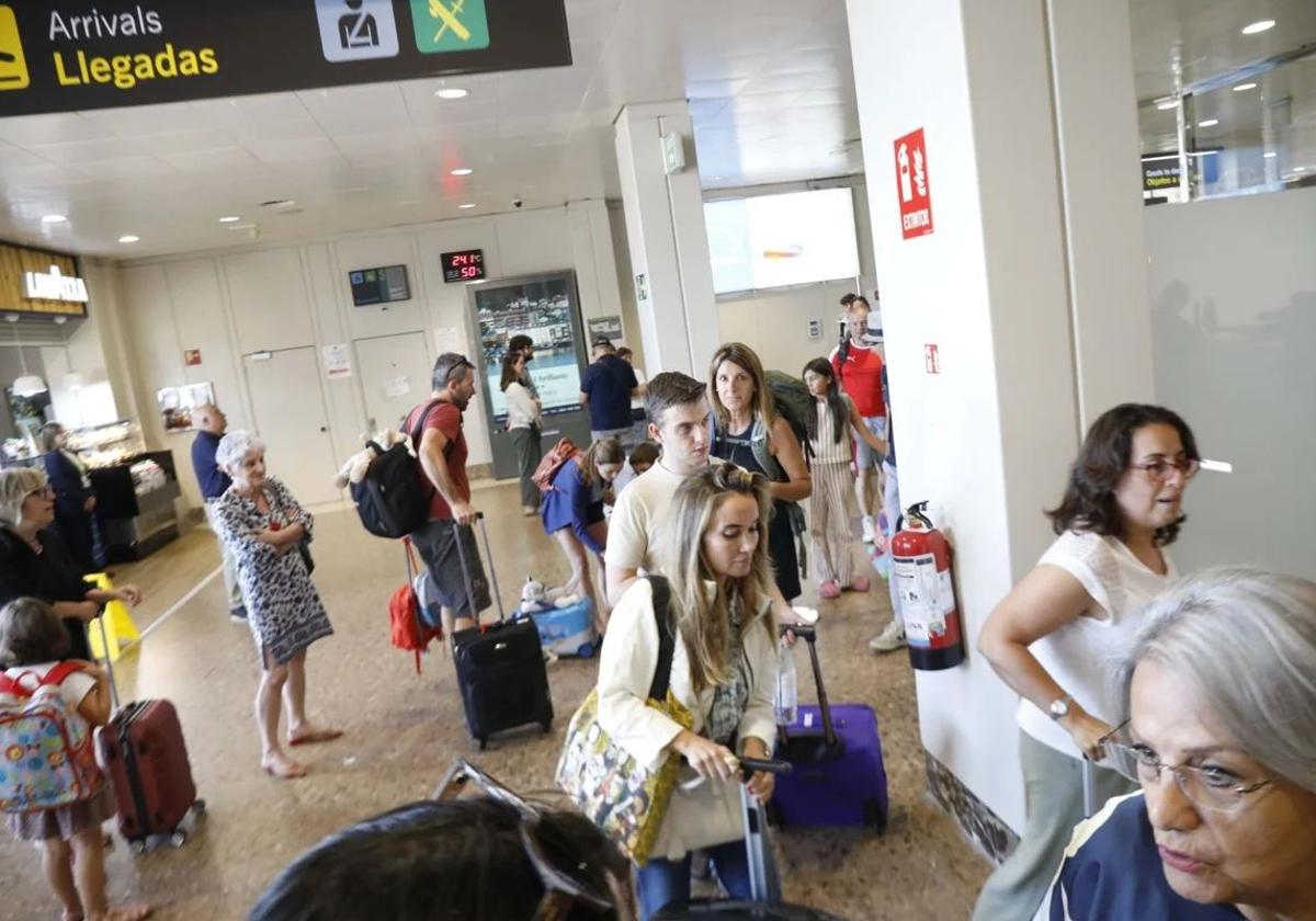 «El hombre venía corriendo hacia el motor del avión y llevaba algo en la mano. Parecía desesperado»