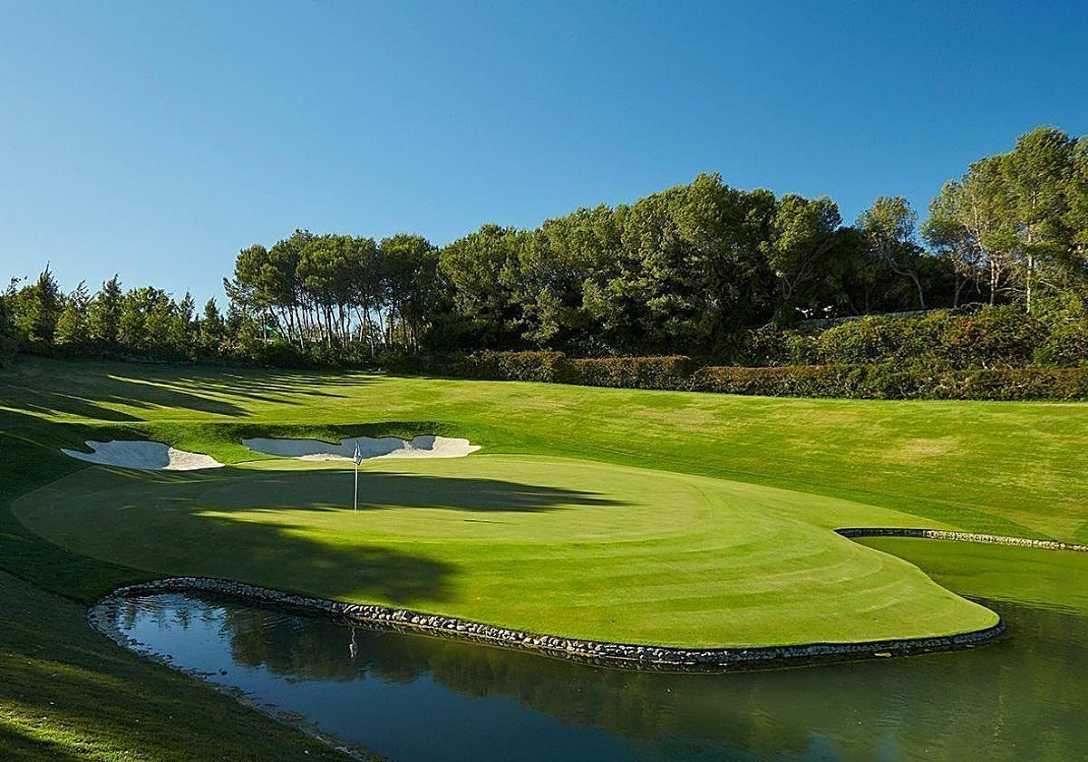 Imagen principal - Arriba, el green del hoyo 17, protegido por una bella cascada. A la izquierda, la calle del hoyo 2, invadida por alcornoques. A la derecha, el par 3 del 15, que se juega cuesta abajo y donde suele soplar mucho viento.
