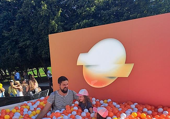 Las pequeñas Ariane y Elba, con su padre, Héctor.