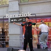 Raya Diplomática ponen a bailar la Gran Vía con su techno punk marica: «Que nos oigan en el Lefties»