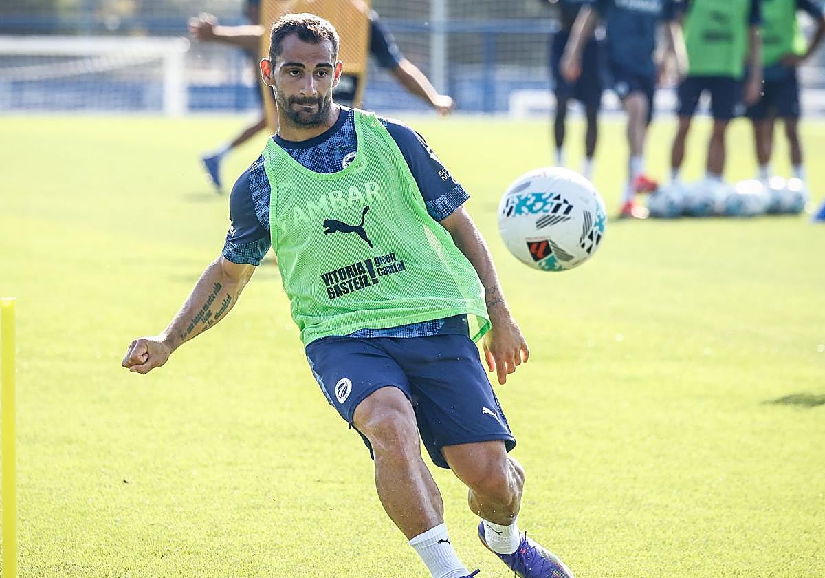 Jonny Otto golpea el balón durante el entrenamiento del Alavés ayer en Ibaia.